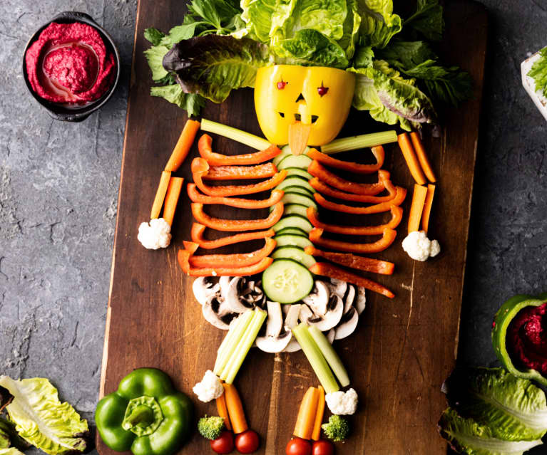 Halloweensalade met bloederige hummus