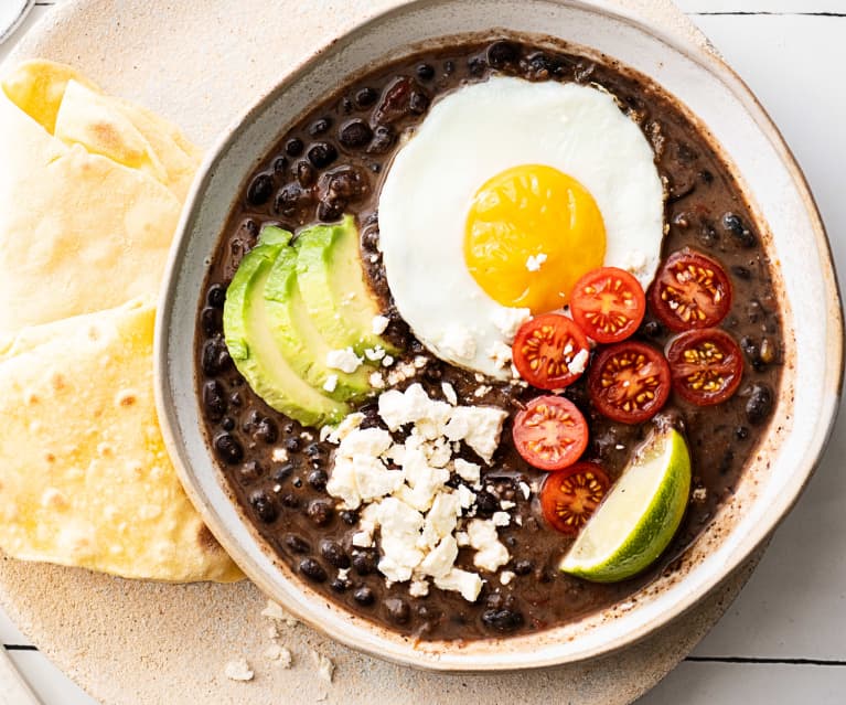 Guisado de feijão-preto com ovos estrelados e tortilhas de milho