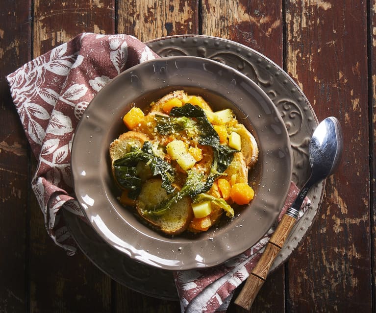 Zuppa di foglie di cavolo e pane raffermo