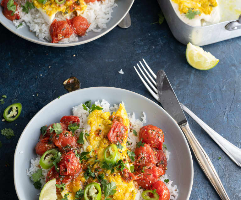 Pescado al horno con cúrcuma y salsa de tomate