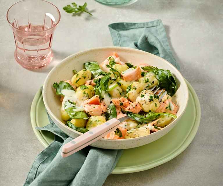 Gnocchi mit Lachs und Spinat in Zitronen-Kräuter-Sauce