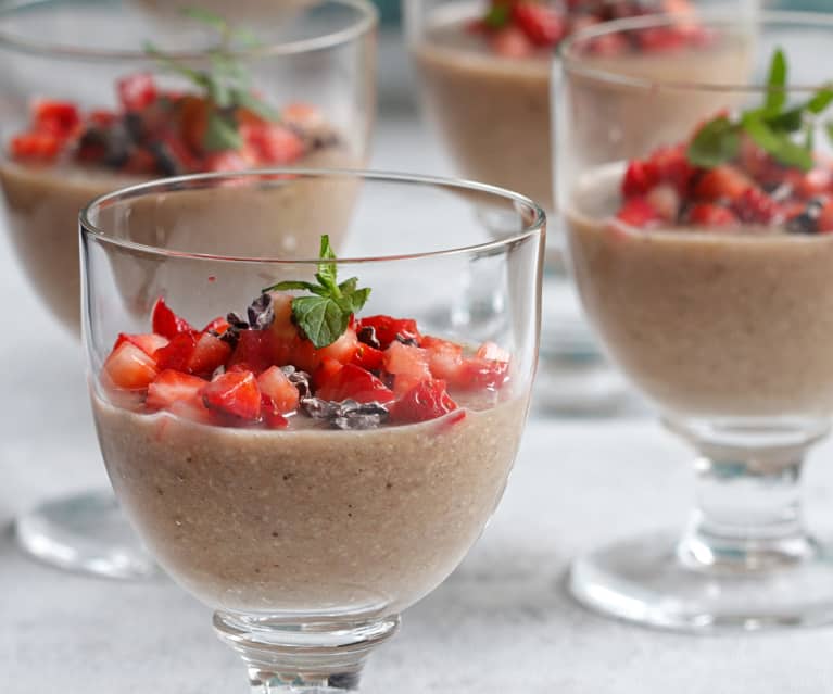 Pudding de banana, nueces y frutilla