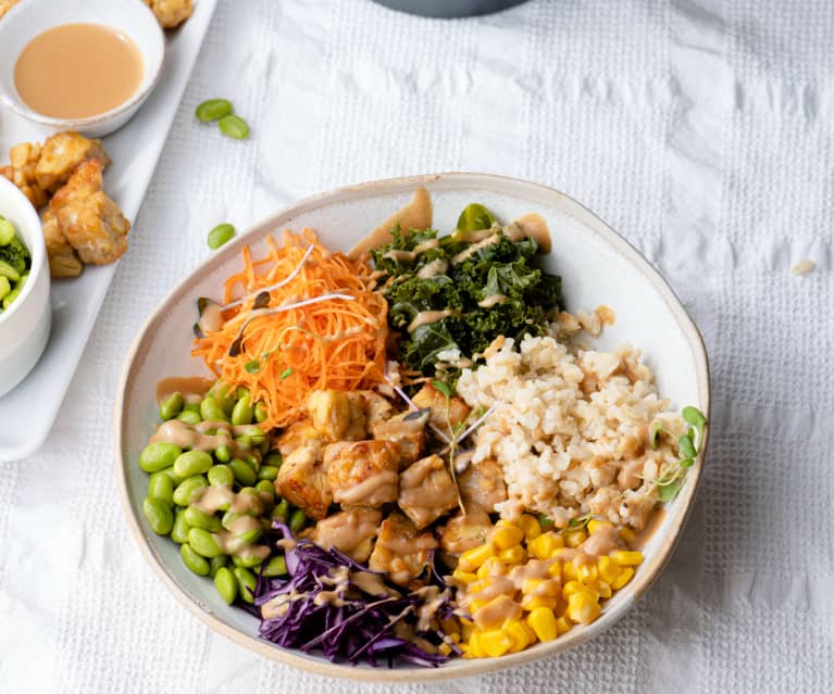 Buddha bowl com tempeh e molho de amendoim