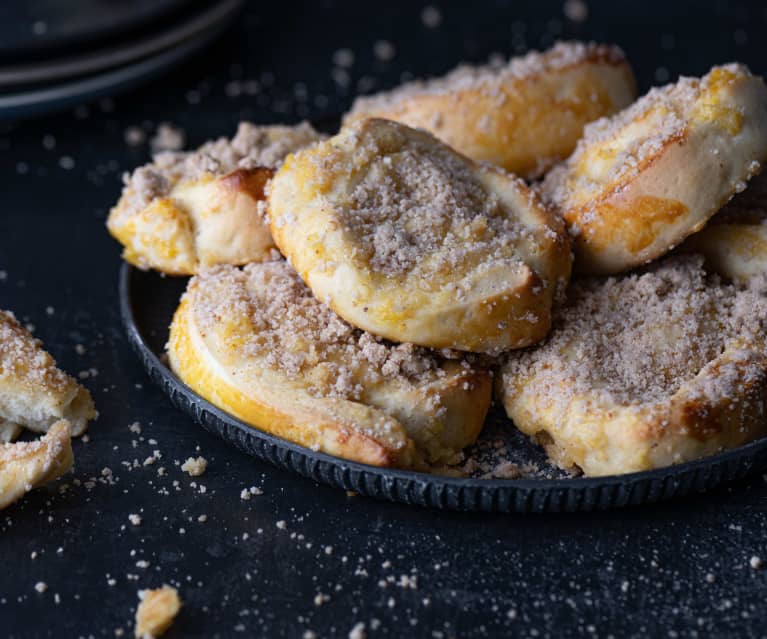 Apfel-Pudding-Schnecken mit Streuseln