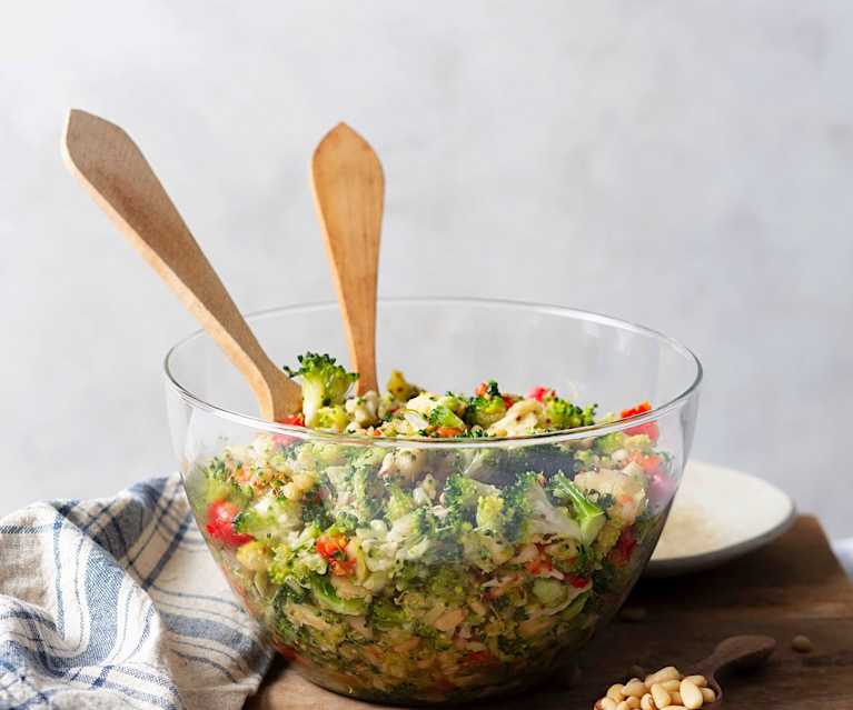 Salada de brócolos, pimento e pinhão