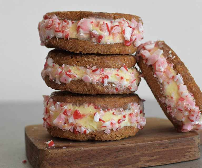 Sándwich de galleta de navidad con helado de vainilla