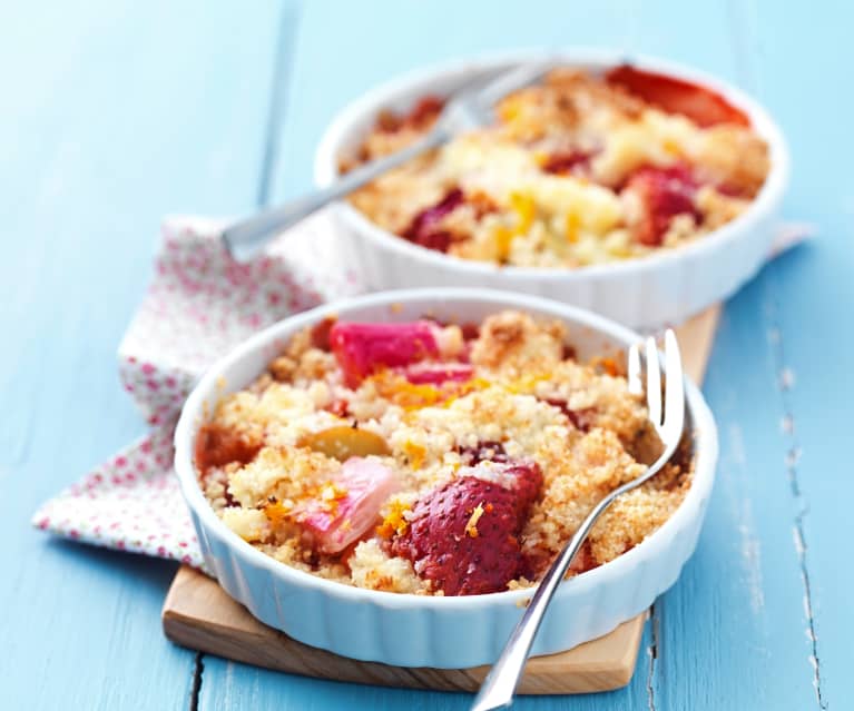 Crumble de rhubarbe, fraise et noix de coco