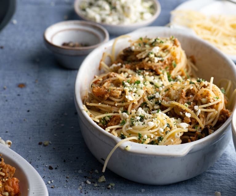 Sommerpasta toppet med popcorn og krydderurter