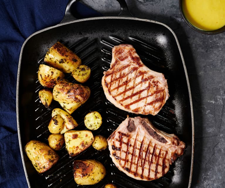 Costeletas de porco em sous-vide com molho de abacaxi e batatas assadas