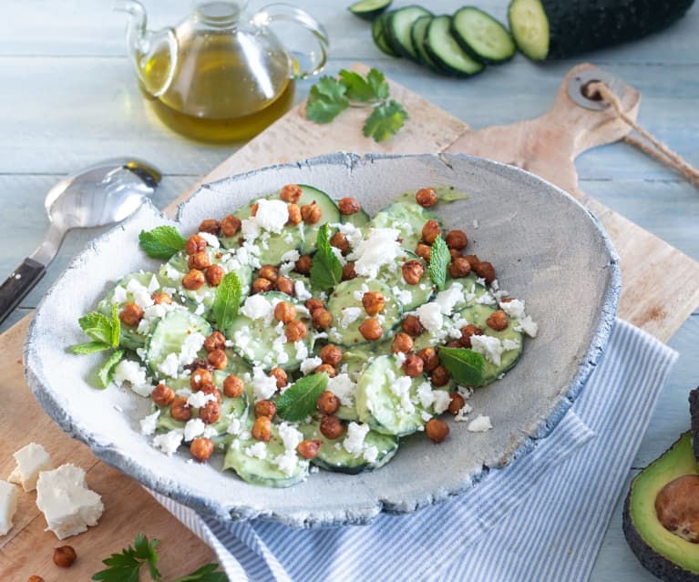 Insalata di cetrioli, avocado e ceci croccanti