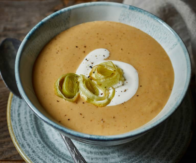 Rahmsuppe von Pfifferlingen mit gebratenem Porree