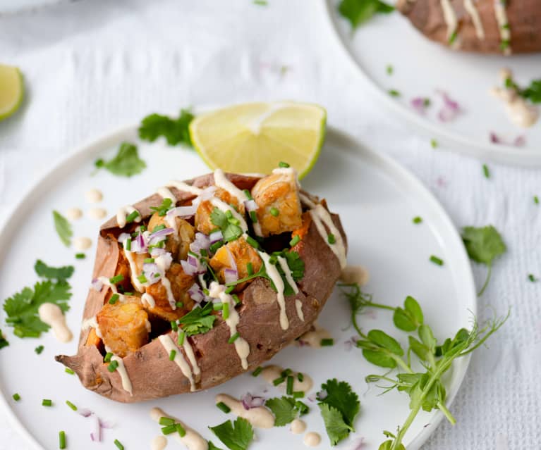 Batata-doce recheada com tempeh e tahini