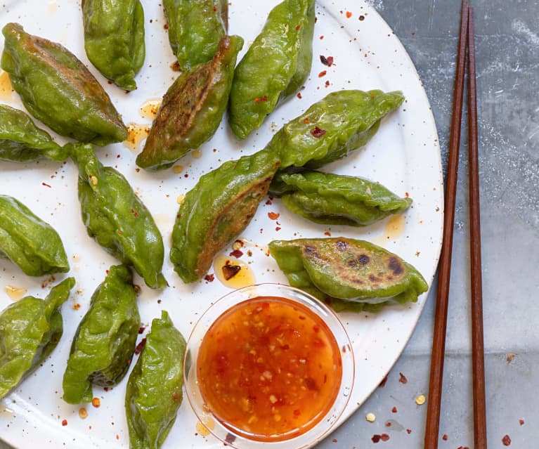 Gyozas grillés aux épinards et sauce sweet chili