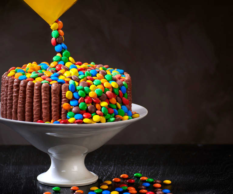 Torta Di Compleanno Di Caramelle Arcobaleno Con Caramelle E Confettini Di  Zucchero