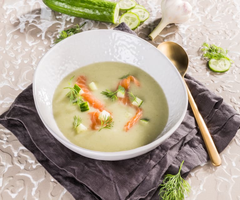 Gurken-Erdäpfel-Dill-Suppe mit Räucherlachs