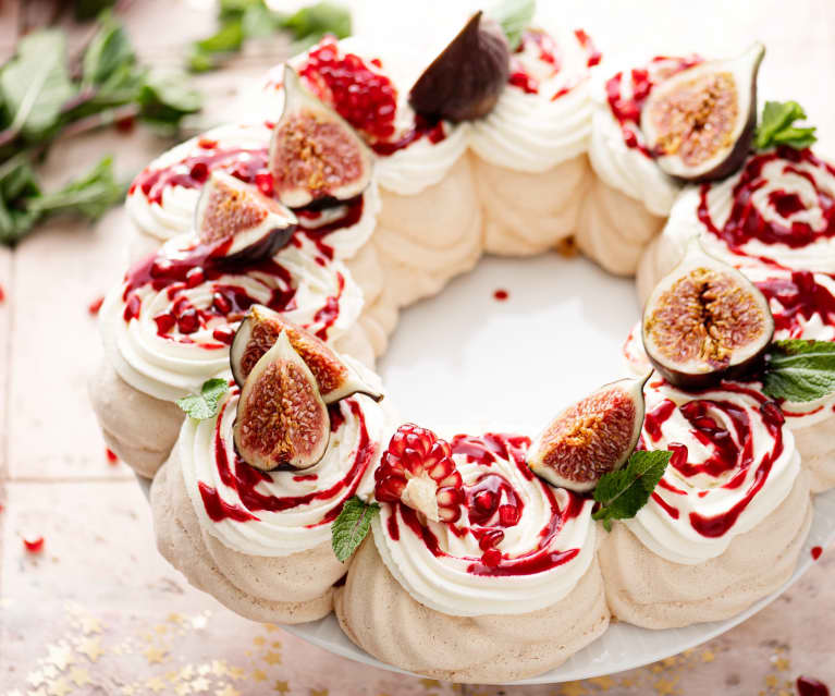 Couronne de Pavlova au coulis de framboise, figues et grenade