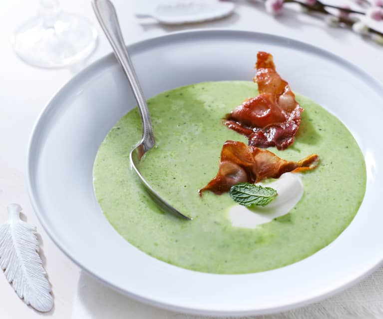 Rahmsuppe von grünen Erbsen mit Serranochips