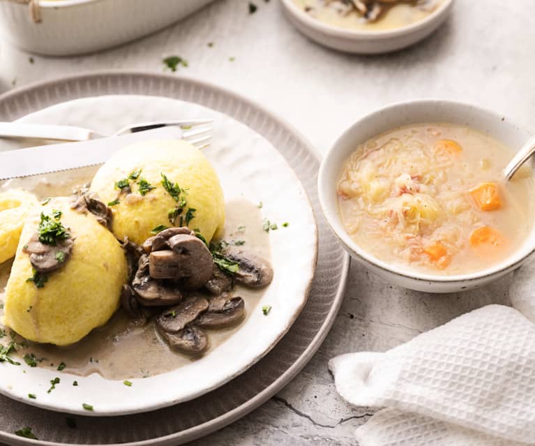 Zuurkoolsoep, gevulde gestoomde broodjes met romige champignonsaus