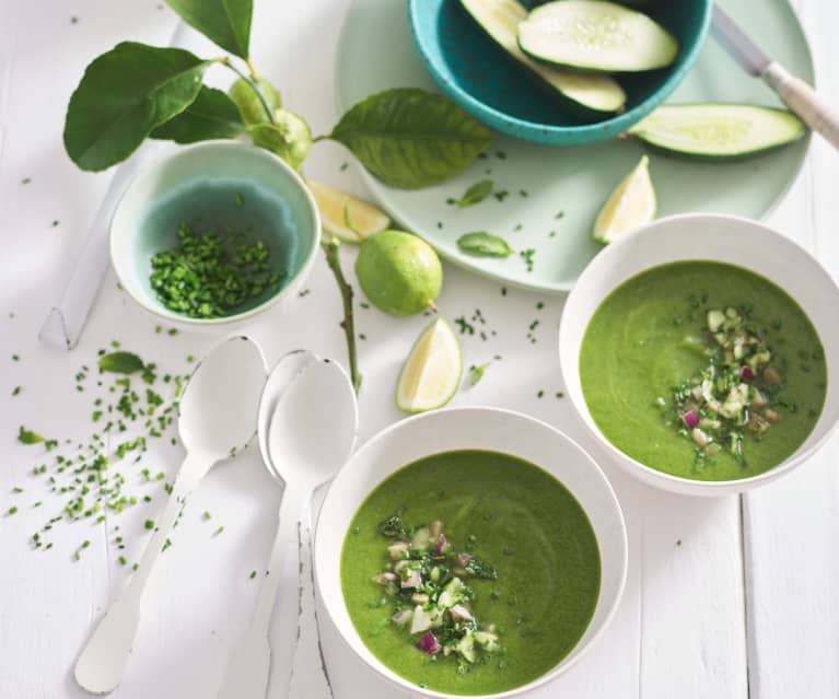 Gaspacho de pepino e rúcula com cornichons e hortelã