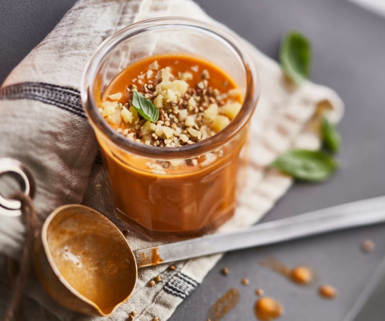 Zuppa di pomodori con grano saraceno tostato e gruviera