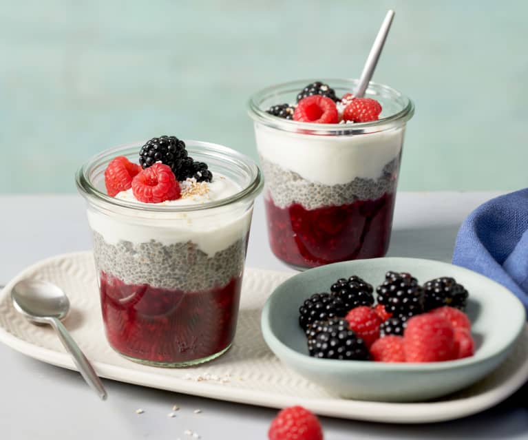 Chiapudding mit Vanillejoghurt und Beerenkompott