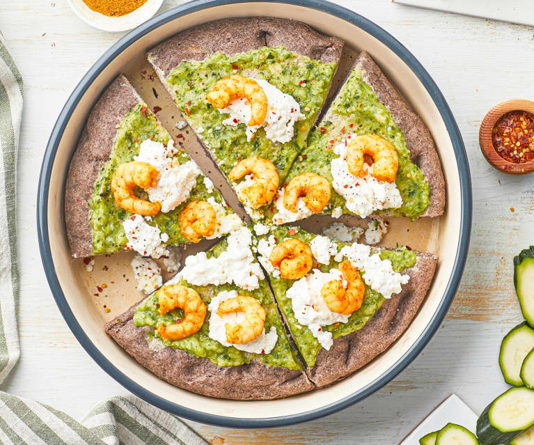 Pizza au riz noir avec crème de courgettes, crevettes sautées et cottage cheese