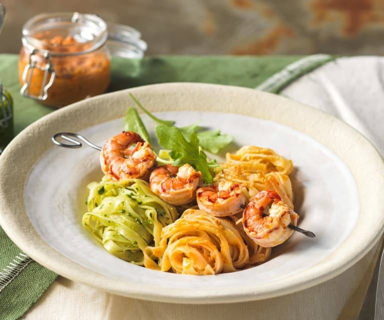 Garnelenspieße auf Tagliatelle mit zweierlei Pesto