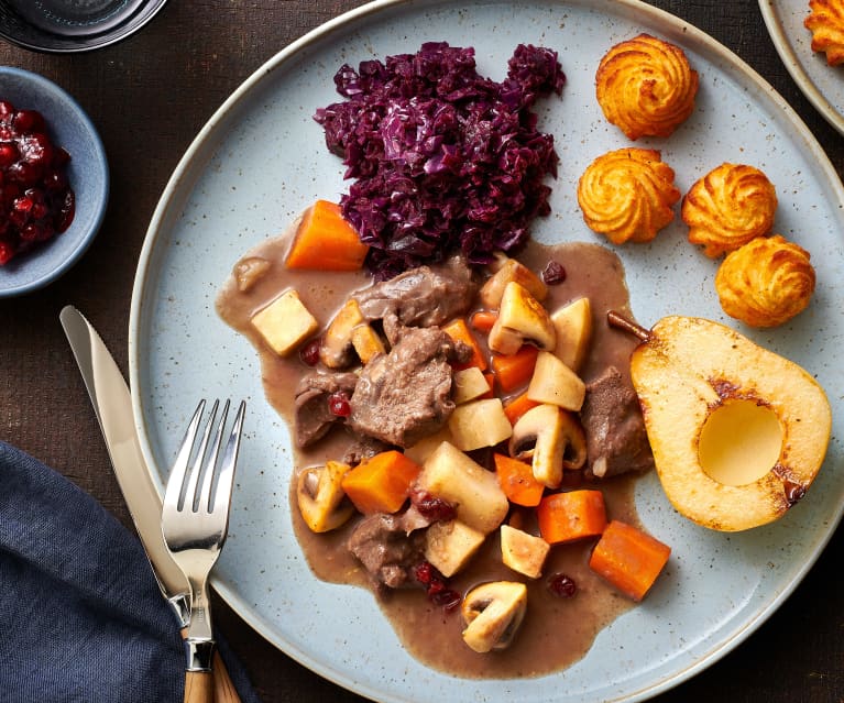 Ragoût de chevreuil avec pommes duchesse et chou rouge aux pommes