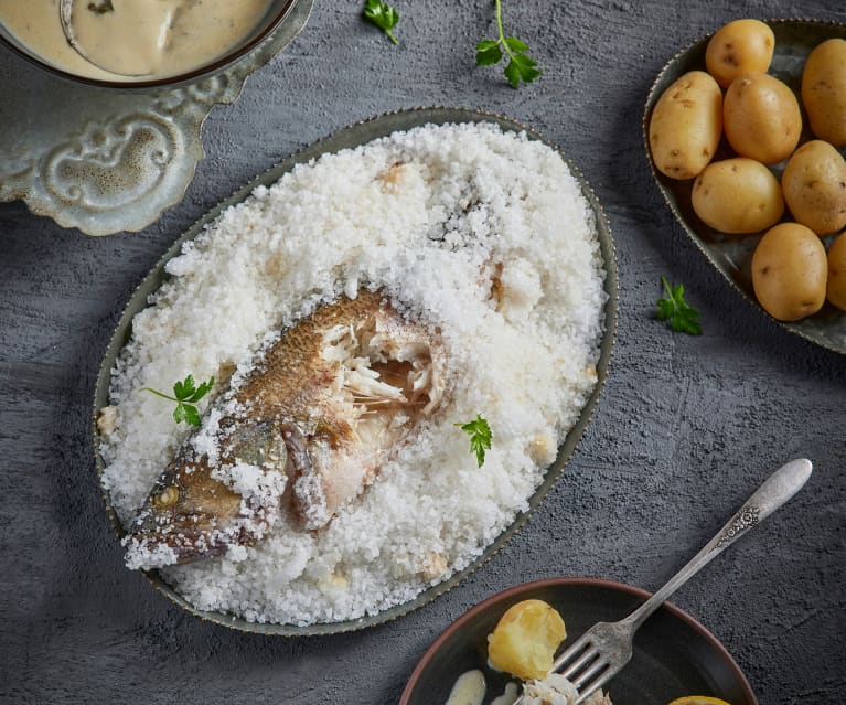 Pescado a la sal con salsa de perejil y limón