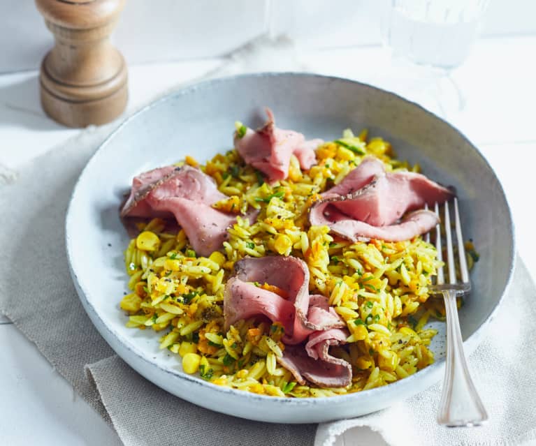 Kürbis-Nudel-Salat mit Roastbeefscheiben