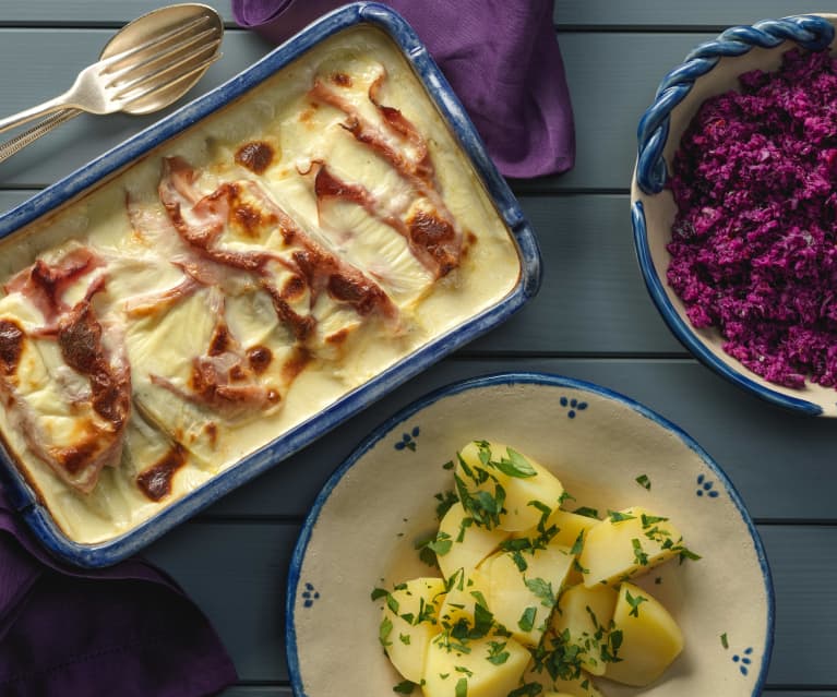 Überbackener Chicorée mit Petersil-Erdäpfel und Rohkostsalat