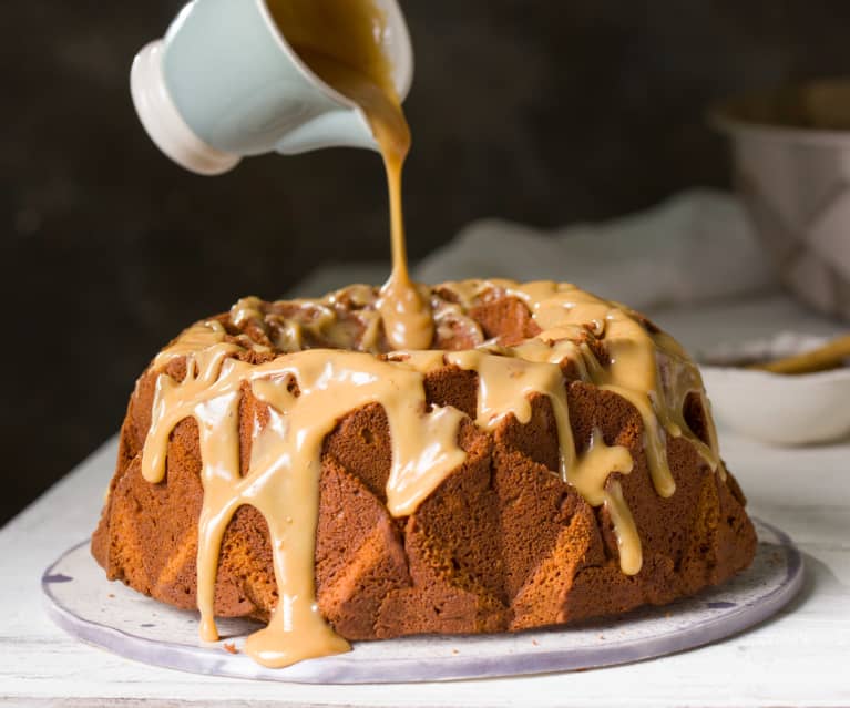 Bizcocho de turrón con salsa de chocolate blanco y turrón