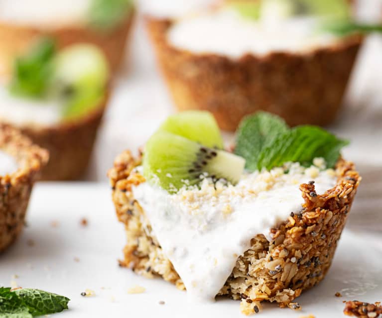 Tartaletas de avena y coco con crema de yogur y naranja Tartaletas de avena y coco con crema de yogur y naranja