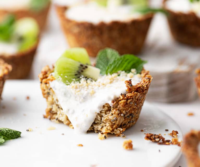 Coupelles de granola au miel, yaourt, noix et fruits