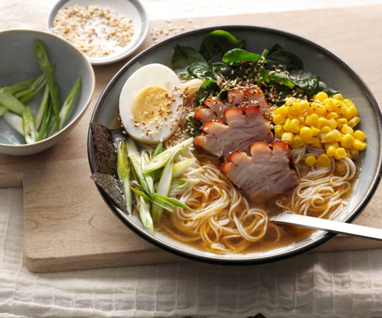 Japanische Ramen Nudelsuppe