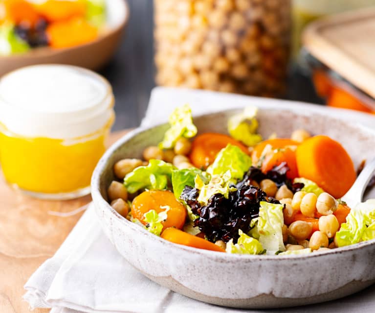 Ensalada de garbanzos con cebolla caramelizada y yogur con salsa de mango