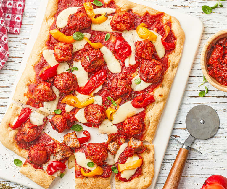 Pizza con polpette in salsa piccante, scamorza e peperoni