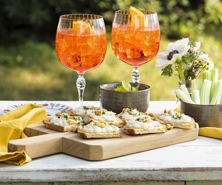 Spritz con bruschette al Gorgonzola e sedano