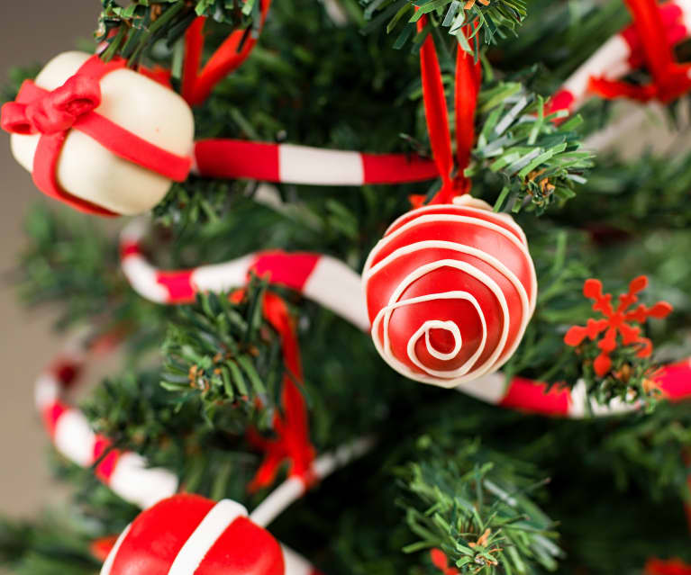 Sapins de Noël en chocolat blanc avec pique