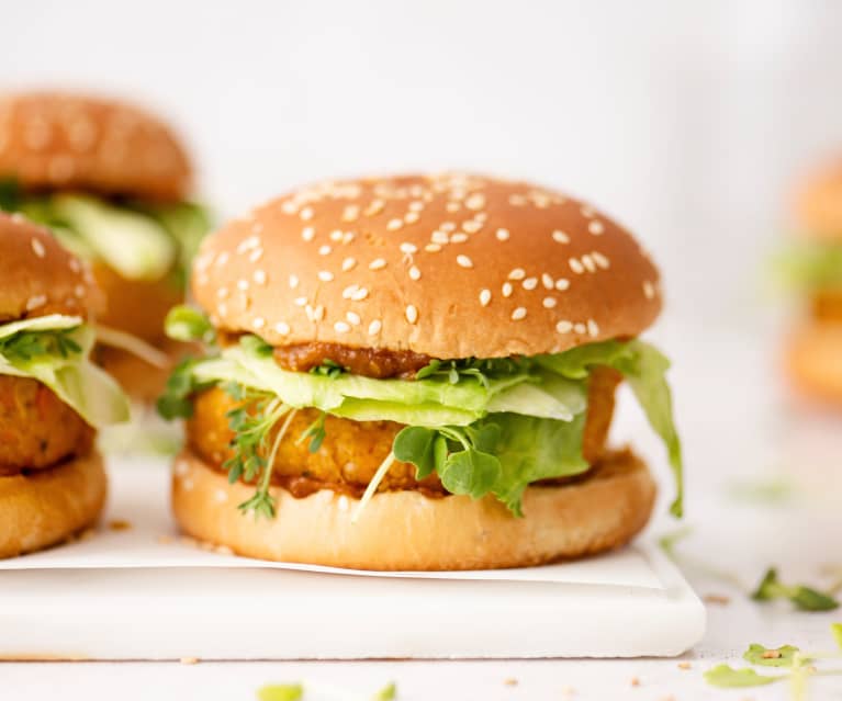 Hamburguesa de quinoa con kétchup amarillo