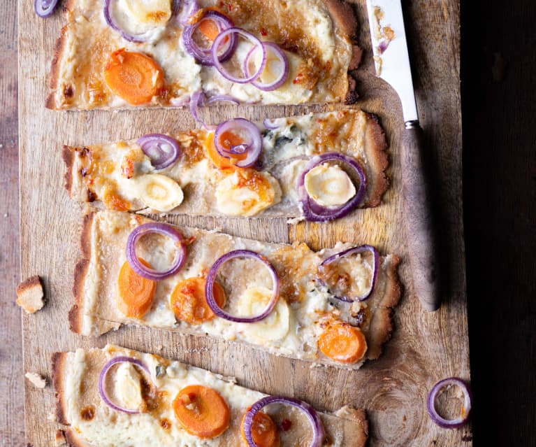 Tarte flambée de trigo sarraceno com legumes, gorgonzola, molho picante e mel (sem glúten)