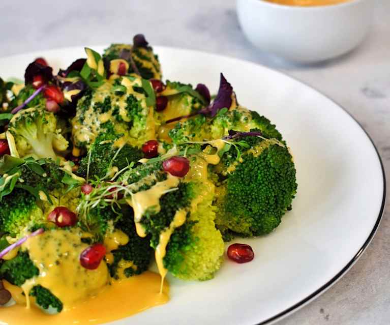 Gedämpfter Brokkoli mit Cheddar Cheese Sauce Gedämpfter Brokkoli mit Cheddar Cheese Sauce