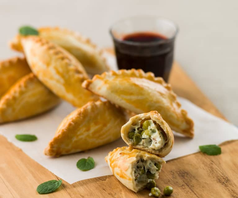 Pastéis de ricota, fiambre e ervilhas