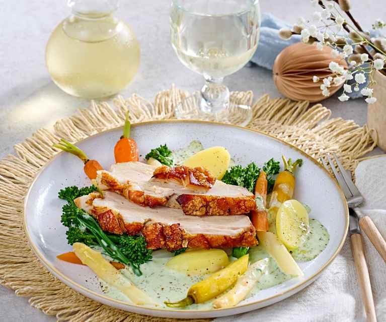 Schinken-Braten mit Bärlauchrahm, Kartoffeln und Frühlingsgemüse