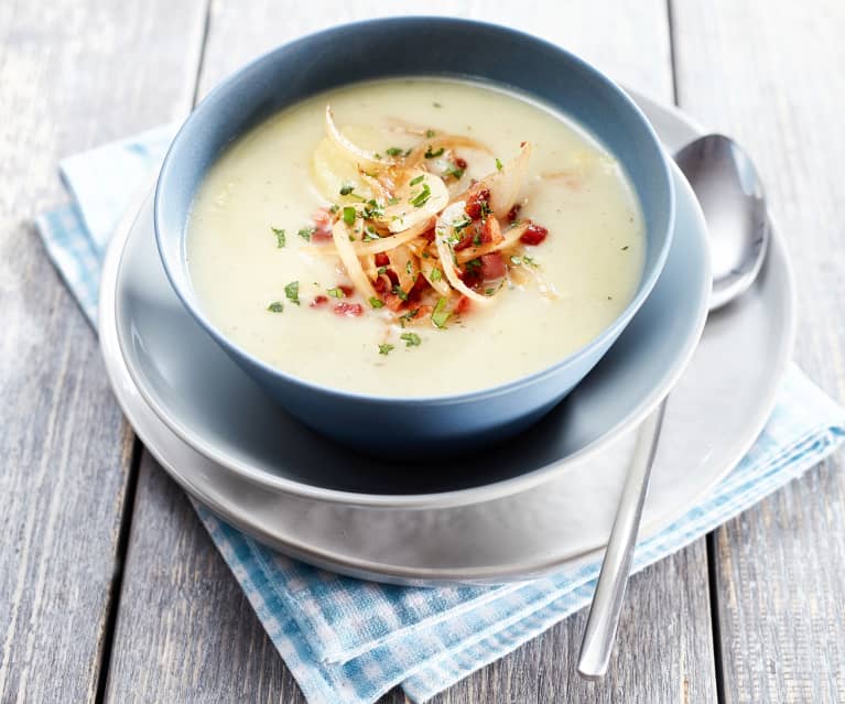 Erdäpfelsuppe mit Speck-Zwiebeln