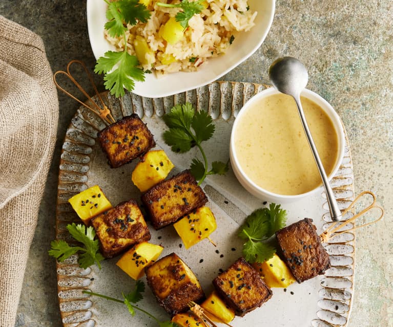 Tofu-Erdnuss-Spieße mit Mango-Koriander-Reis