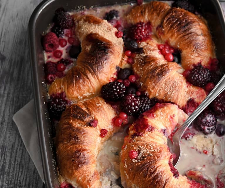 Croissants no forno com frutos silvestres