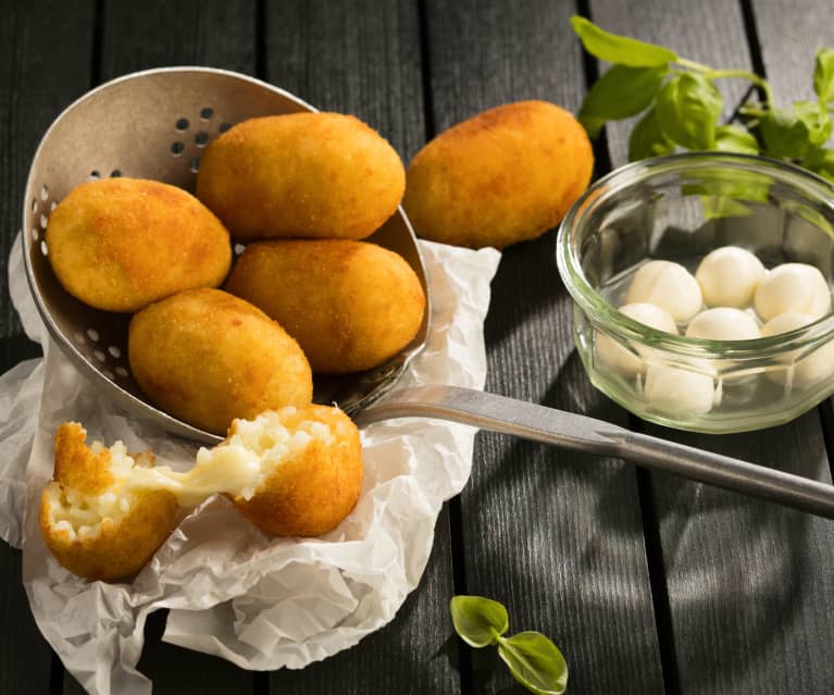 Italienische Reiskroketten mit Mozzarellakern (Arancini)