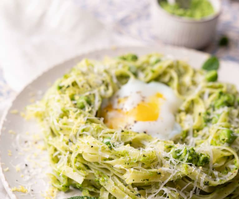 Tagliatelle al pesto di piselli con uovo alla coque