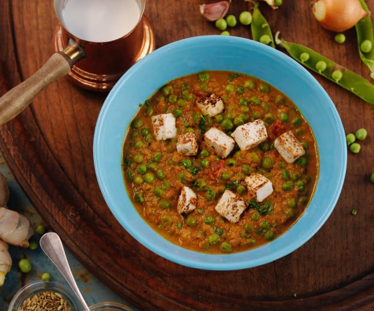 Zuppa al curry con formaggio paneer